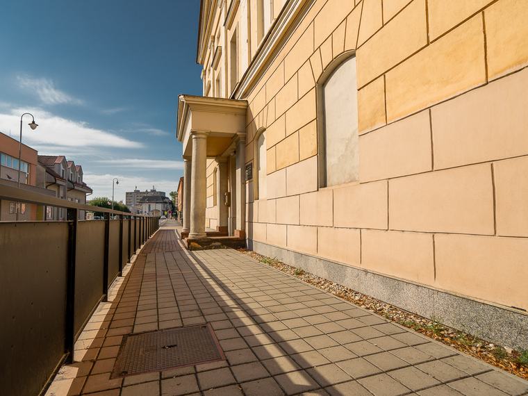 Rekonštrukcia časti chodníka a zábrana pri ceste I/66