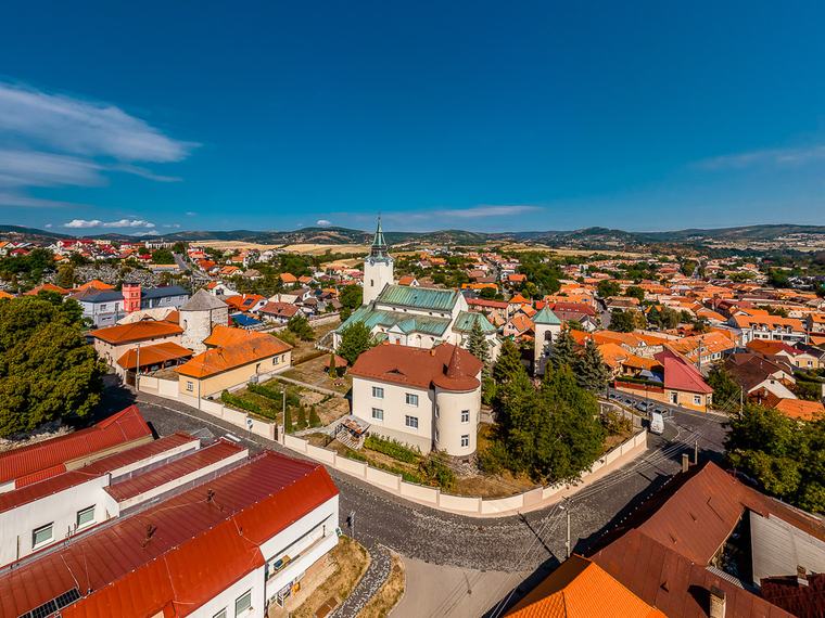 Kostol a priľahlé uličky v Krupine