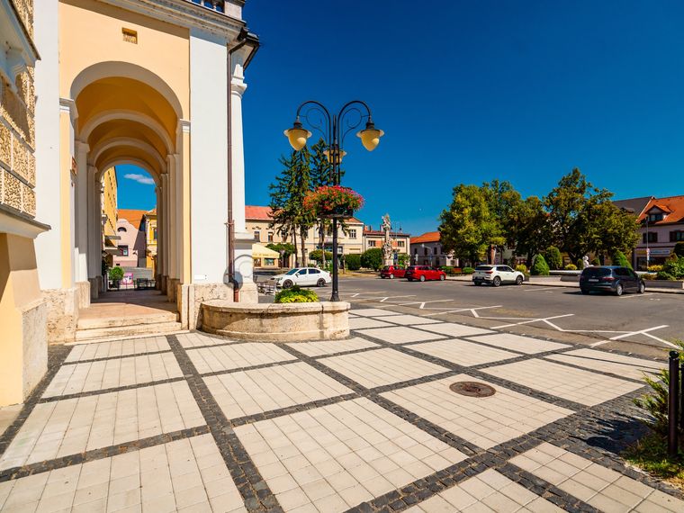 Rekonštrukcia povrchov na Svätotrojičnom námestí